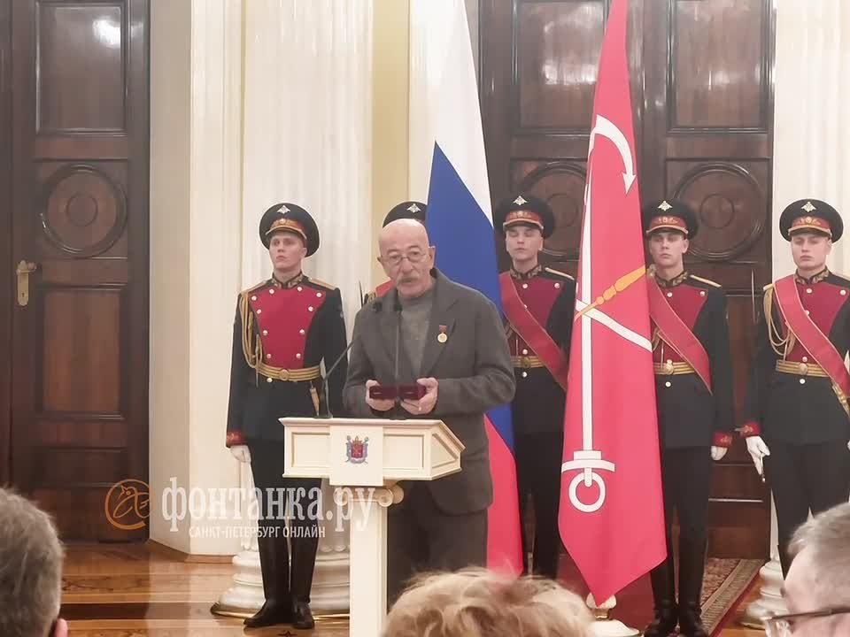 Александр Розенбаум получил в городском парламенте почетный знак «За особый вклад в развитие Санкт-Петербурга», передает корреспондент «Фонтанки»