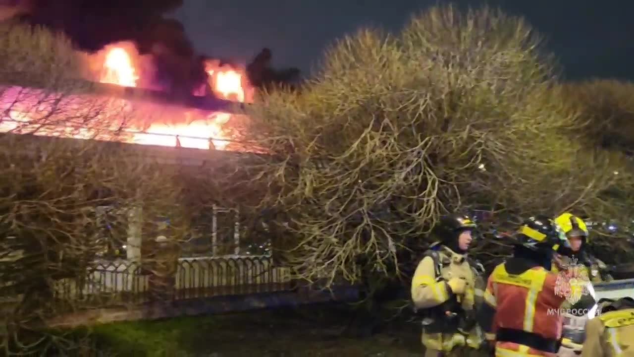 Пожар на рынке в Петербурге локализовали на 1,5 тыс