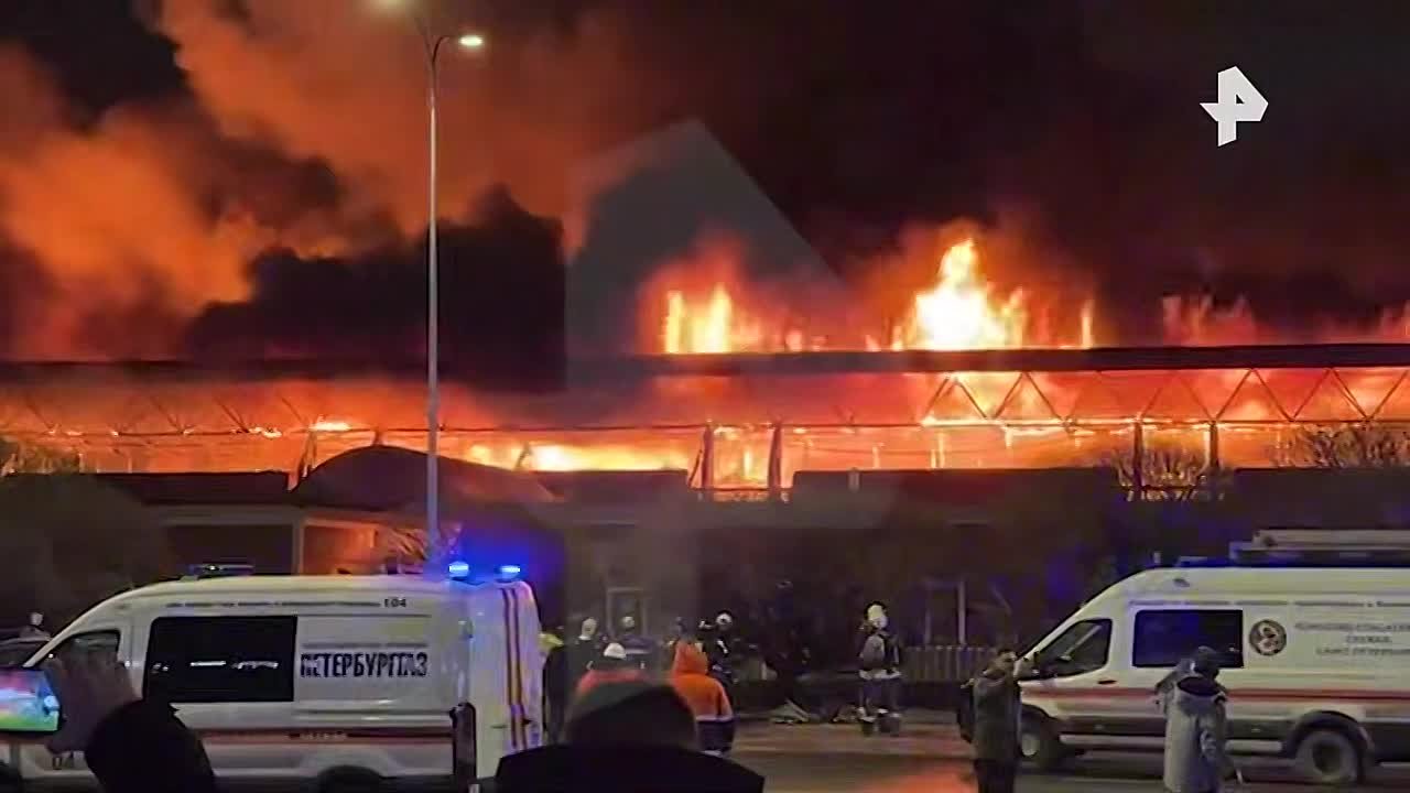 Площадь пожара на Правобережном рынке в Санкт-Петербурге достигла 1500 квадратных метров, сообщили в МЧС