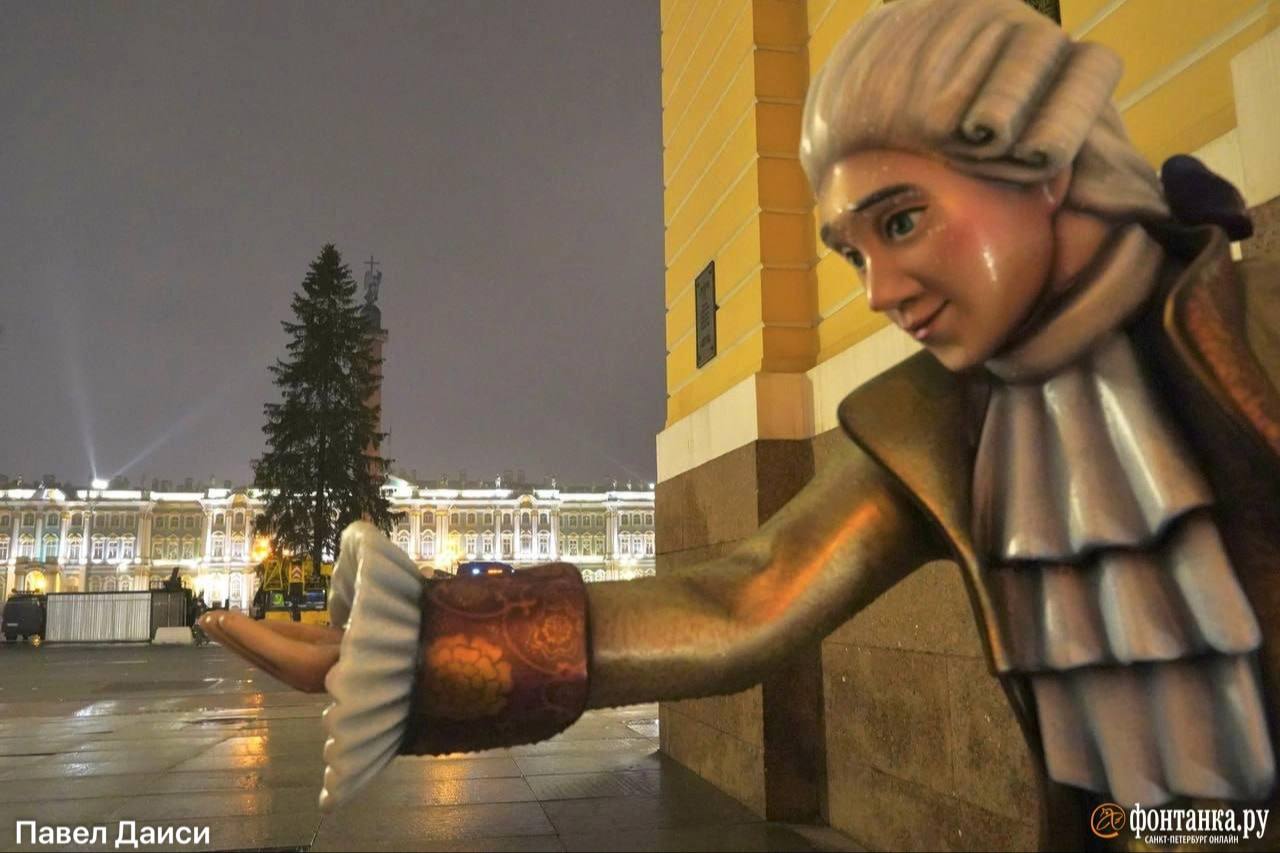 Главная ёлка Петербурга приехала на Дворцовую площадь Главная ёлка Петербурга приехала на Дворцовую площадь