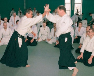 Завершившийся на днях чемпионат России по айкидо слегка огорчил обладателя 6 дана айкидо Айкикай Сергея Кириенко– во время показательной тренировки он сломал себе правую руку