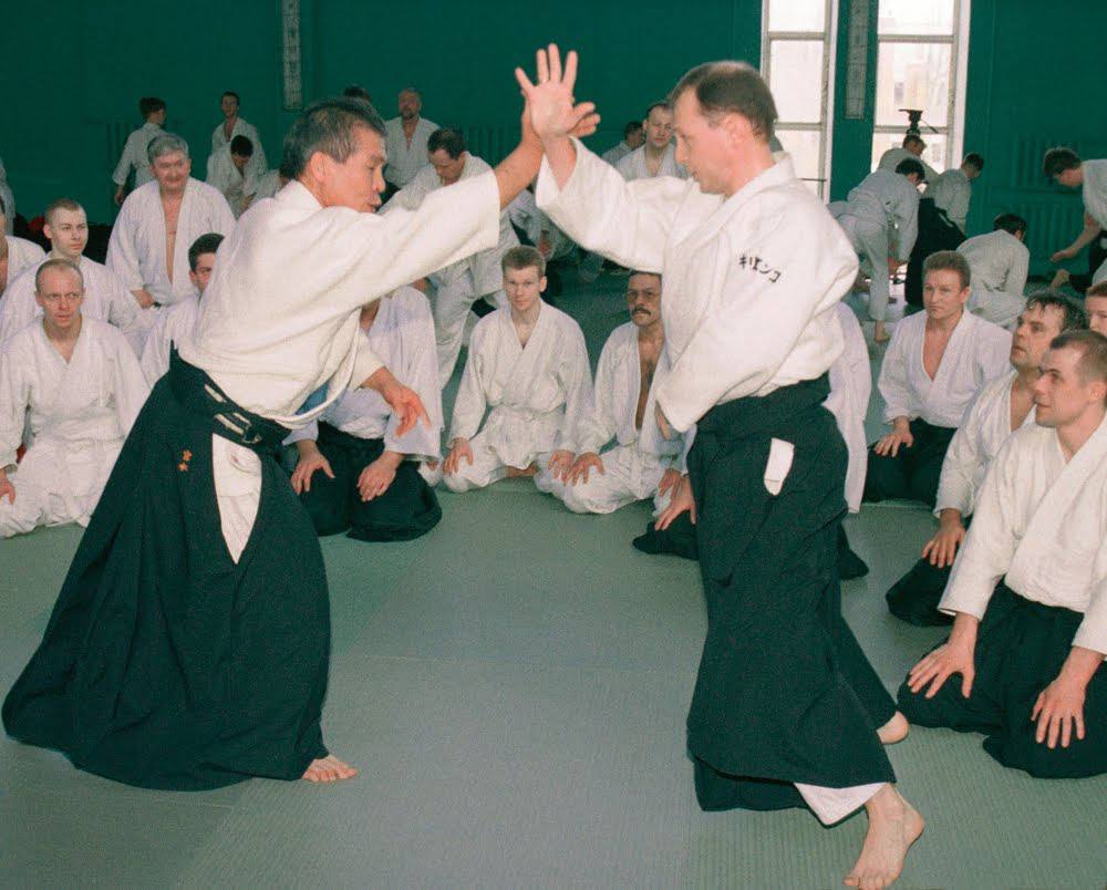 Завершившийся на днях чемпионат России по айкидо слегка огорчил обладателя 6 дана айкидо Айкикай Сергея Кириенко– во время показательной тренировки он сломал себе правую руку