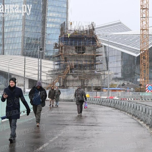 Около Лахта Центра набирает высоту будущий триумфальный столп в честь победы России в Северной войне Около Лахта Центра набирает высоту будущий триумфальный столп в честь победы России в Северной войне