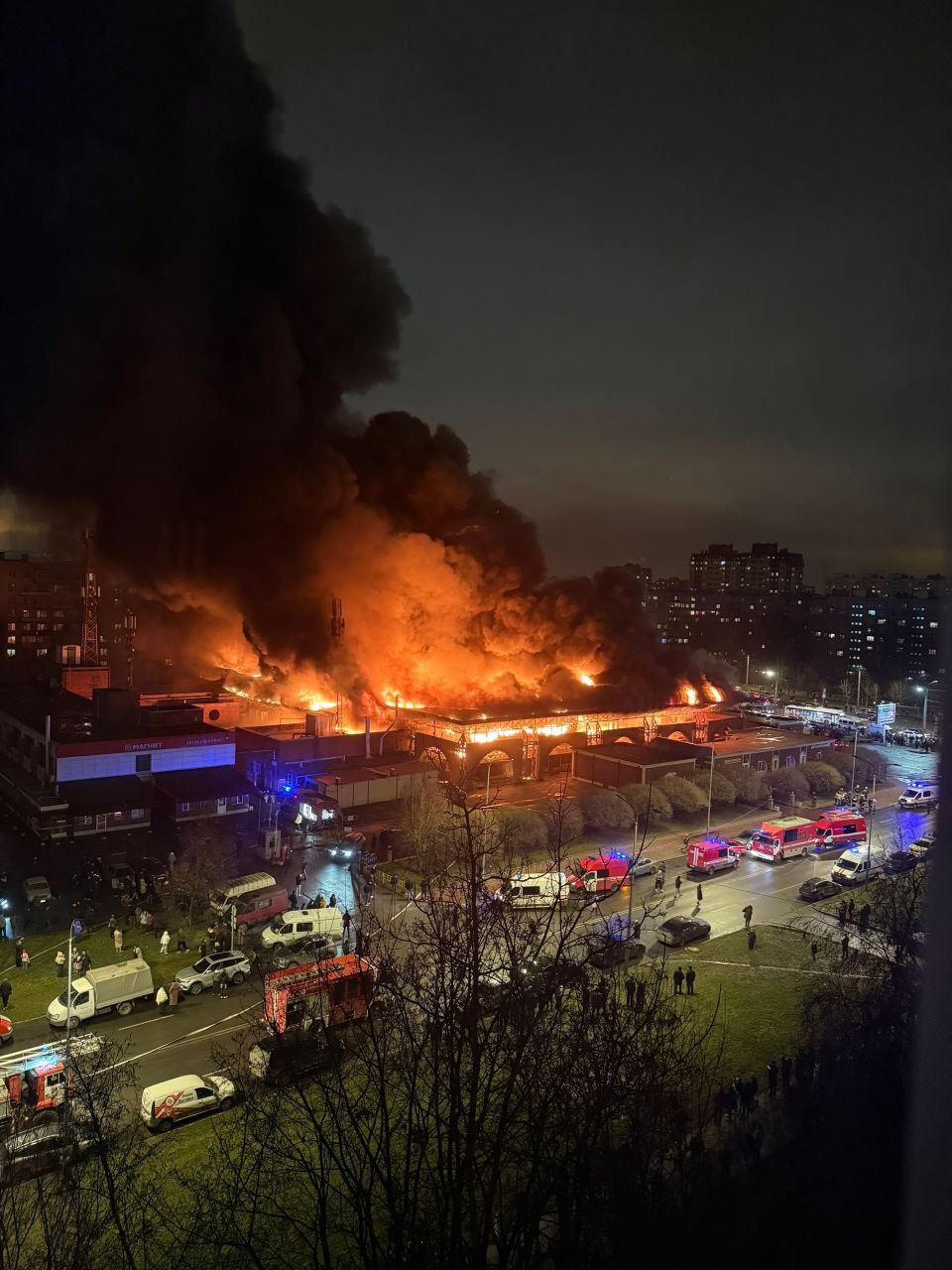 Пожар на Правобережном рынке тушат 96 спасателей МЧС и 26 единиц техники