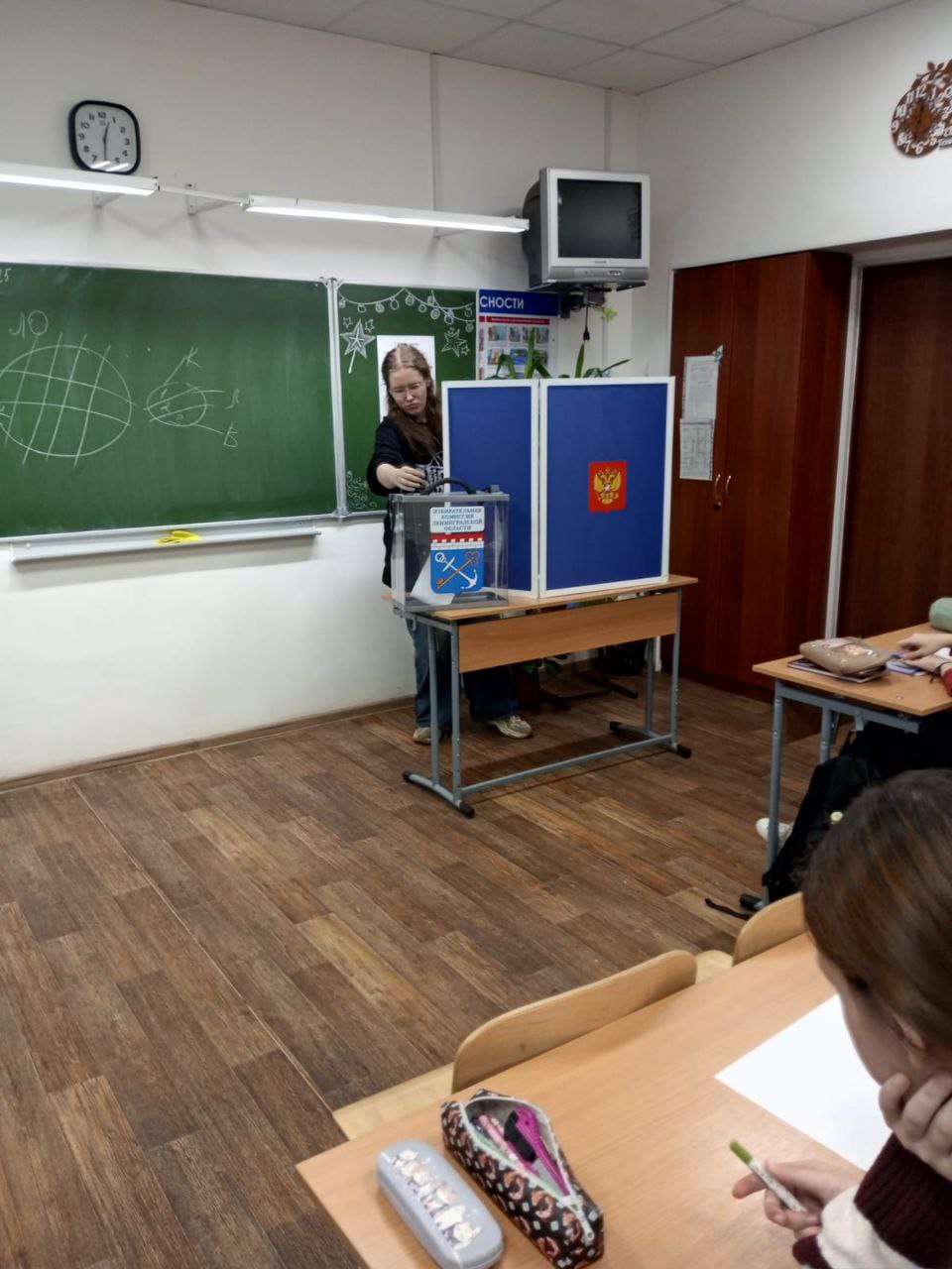 Урок «Права человека». 10 декабря, в Международный день прав человека, наша страна отмечает важное событие — принятие Всеобщей декларации прав человека в 1948 году в Париже Урок «Права человека». 10 декабря, в Международный день прав человека, наша страна отмечает важное событие — принятие Всеобщей декларации прав человека в 1948 году в Париже