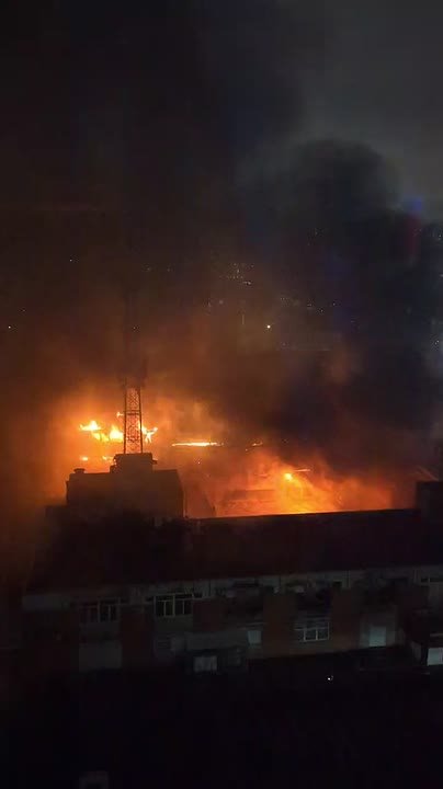 Площадь пожара на Правобережном рынке возросла до 300 кв. метров. На место ЧП прибыла еще одна спасательная машина и пять бойцов МЧС