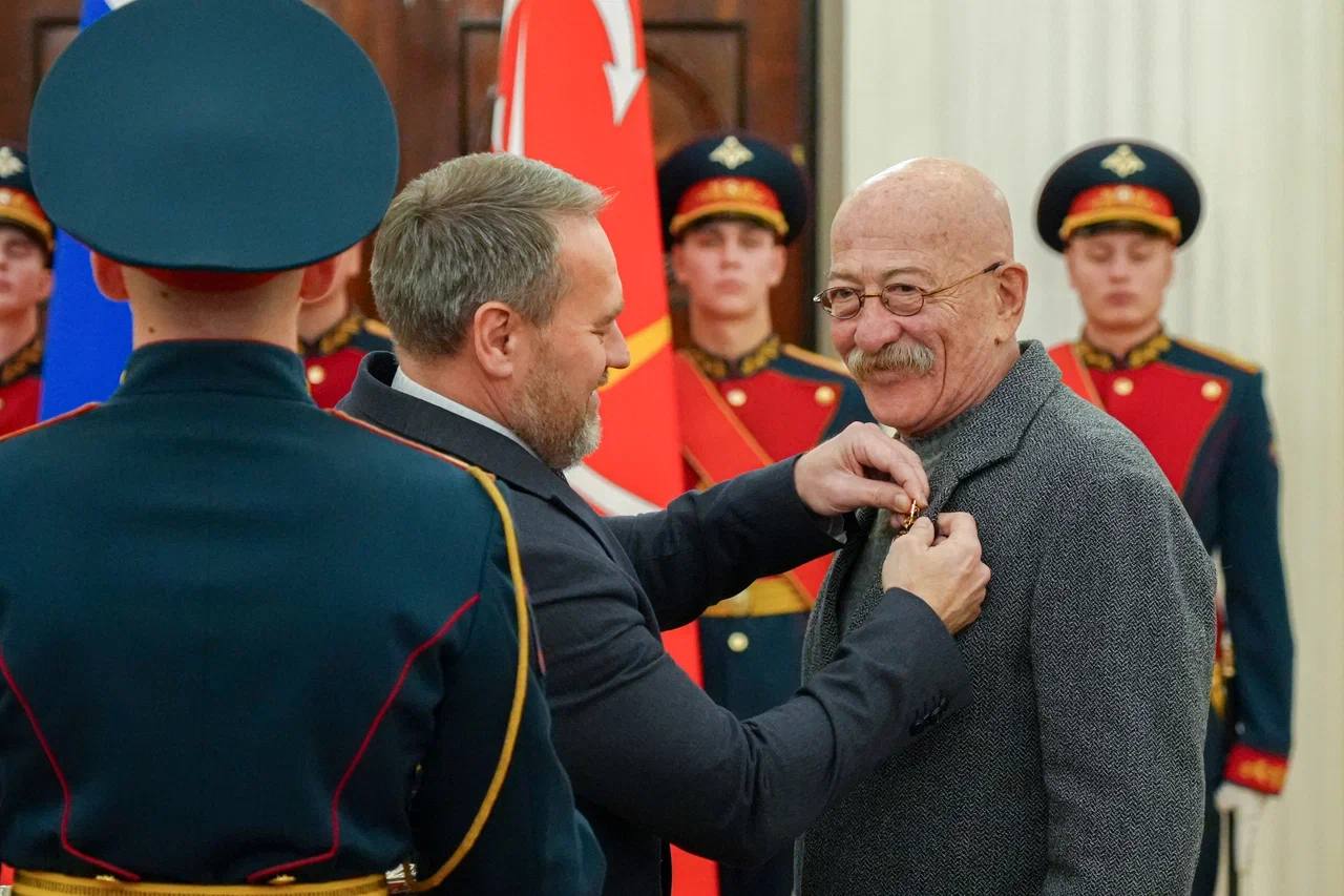 В Мариинском дворце вручили почетные знаки «За особый вклад в развитие Санкт-Петербурга» и «За безупречную службу Санкт-Петербургу» В Мариинском дворце вручили почетные знаки «За особый вклад в развитие Санкт-Петербурга» и «За безупречную службу Санкт-Петербургу»