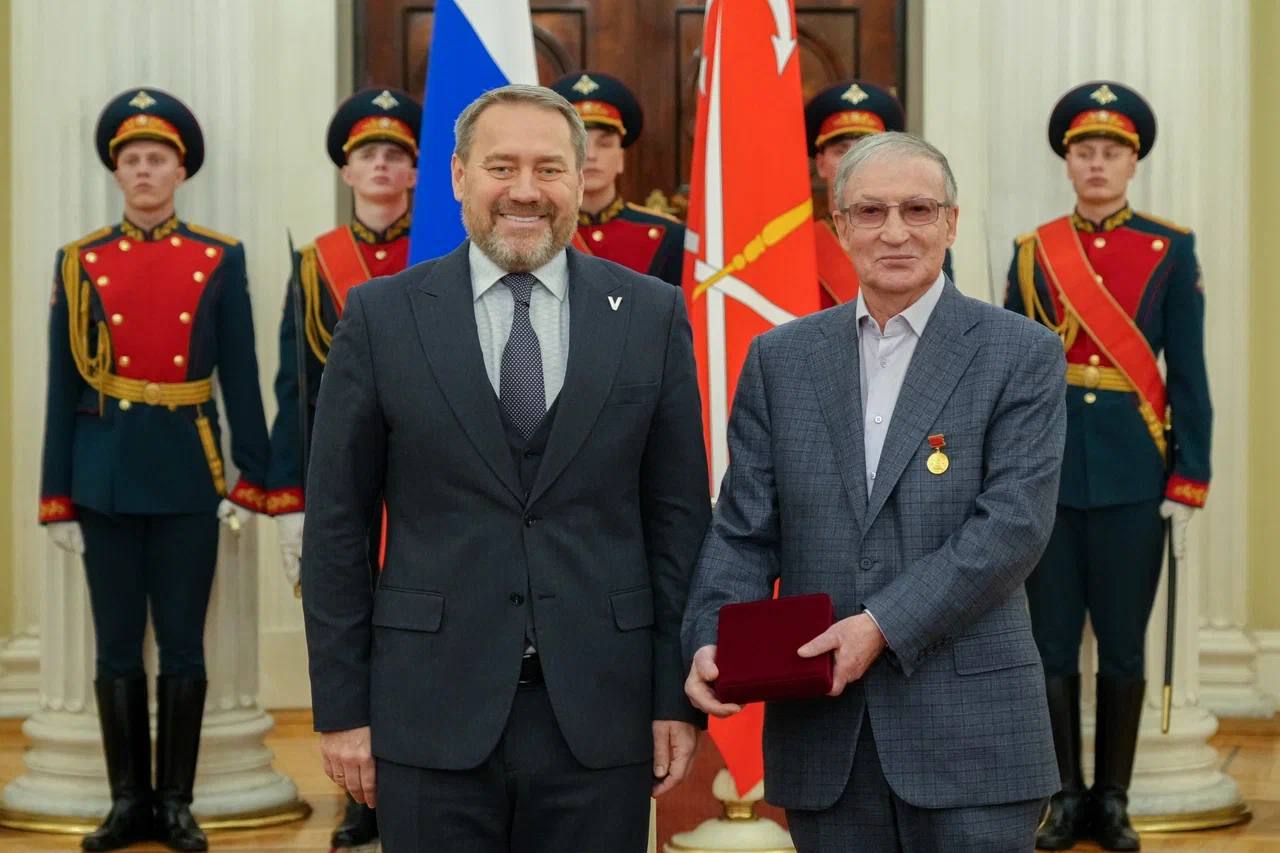 В Мариинском дворце вручили почетные знаки «За особый вклад в развитие Санкт-Петербурга» и «За безупречную службу Санкт-Петербургу» В Мариинском дворце вручили почетные знаки «За особый вклад в развитие Санкт-Петербурга» и «За безупречную службу Санкт-Петербургу»