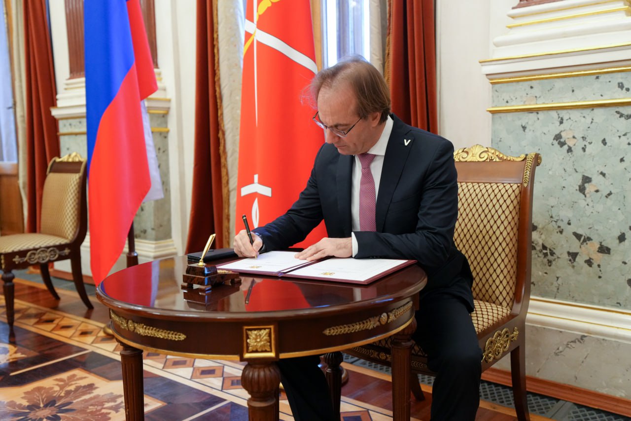 В Мариинском дворце состоялась тожественная церемония вручения почётных знаков «За особый вклад в развитие Санкт-Петербурга» и «За безупречную службу Санкт-Петербургу» В Мариинском дворце состоялась тожественная церемония вручения почётных знаков «За особый вклад в развитие Санкт-Петербурга» и «За безупречную службу Санкт-Петербургу»