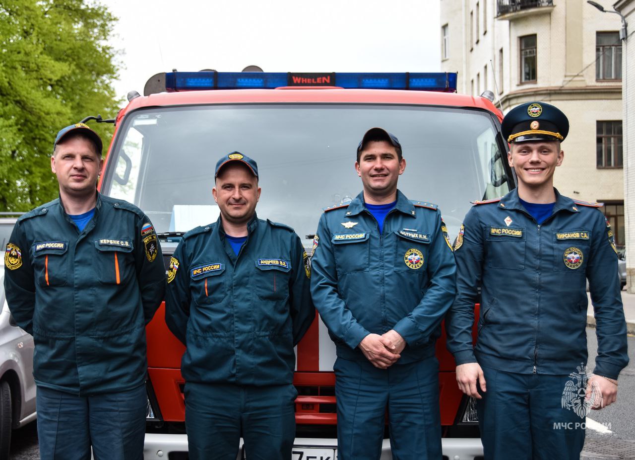 Новое утро встречаем с улыбкой и вместе с #петербургскимиспасателями