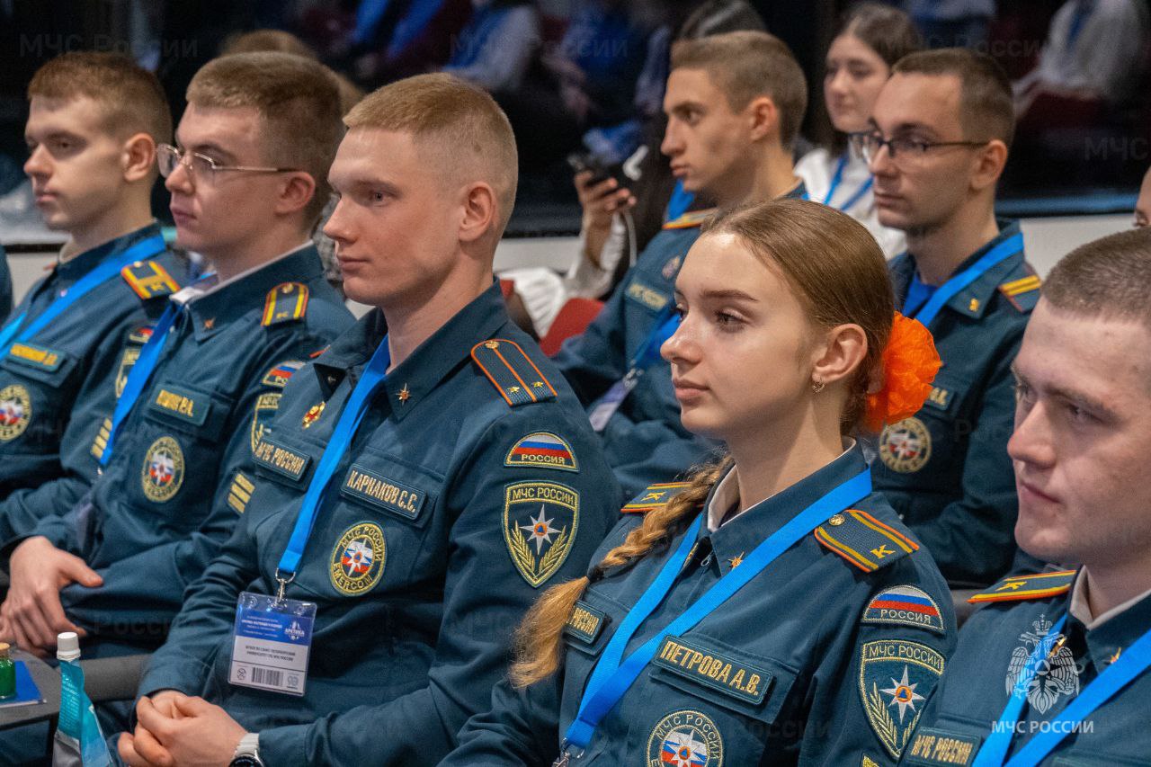 Представители МЧС России приняли участие в юбилейном XV Международном форуме «Арктика: настоящее и будущее» имени Артура Чилингарова Представители МЧС России приняли участие в юбилейном XV Международном форуме «Арктика: настоящее и будущее» имени Артура Чилингарова