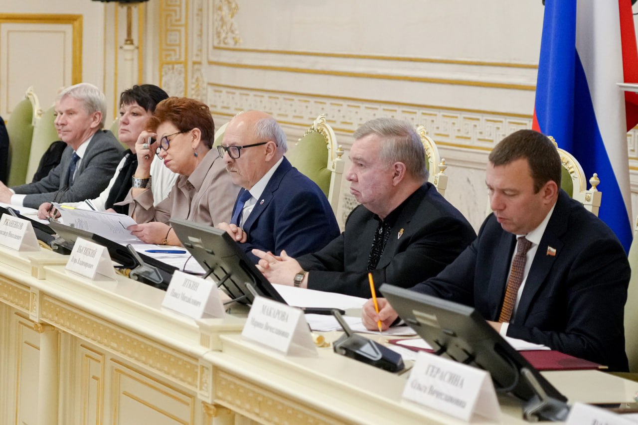 В Мариинском дворце под председательством Александра Ржаненкова прошло заседание комиссии по соцполитике и здравоохранению В Мариинском дворце под председательством Александра Ржаненкова прошло заседание комиссии по соцполитике и здравоохранению