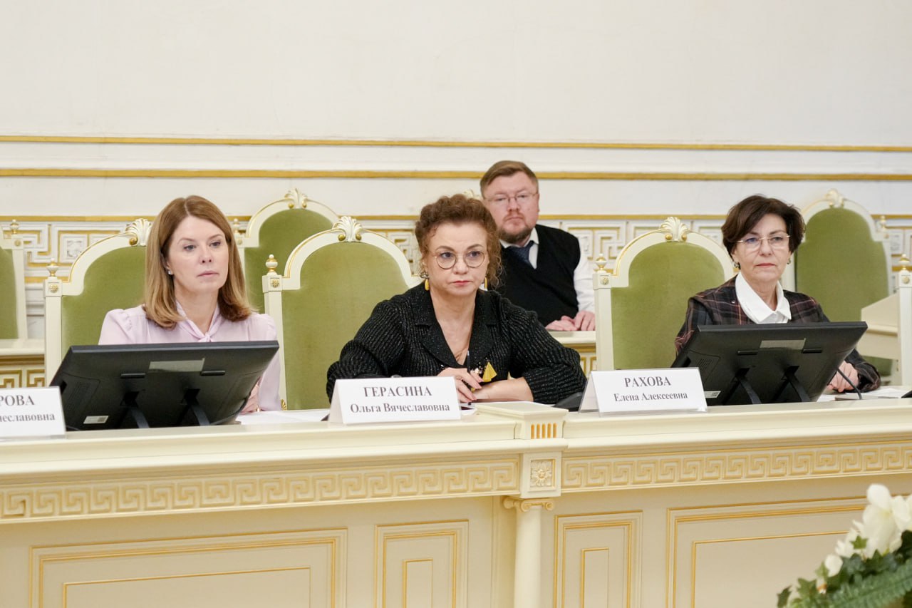 В Мариинском дворце под председательством Александра Ржаненкова прошло заседание комиссии по соцполитике и здравоохранению В Мариинском дворце под председательством Александра Ржаненкова прошло заседание комиссии по соцполитике и здравоохранению