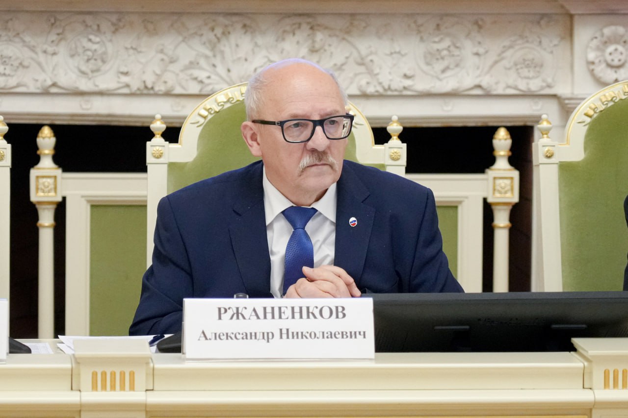 В Мариинском дворце под председательством Александра Ржаненкова прошло заседание комиссии по соцполитике и здравоохранению