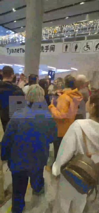 Около 200 пассажиров рейса Шарм-эль-Шейх — Москва застряли в питерском Пулково уже более чем на 10 часов