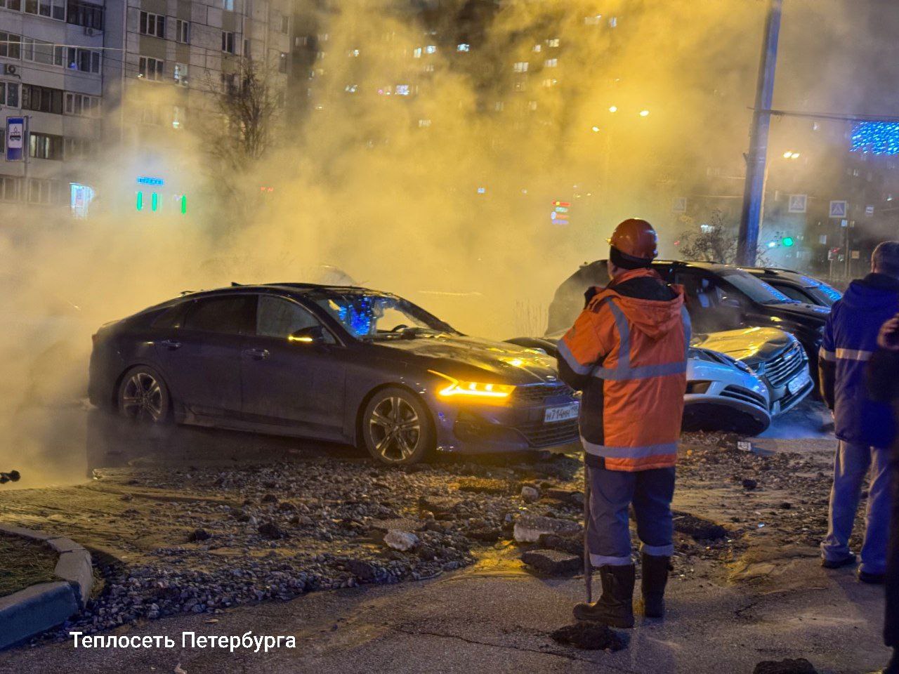 Больше 40 домов около прорыва на Маршала Казакова останутся без горячей воды и тепла Больше 40 домов около прорыва на Маршала Казакова останутся без горячей воды и тепла