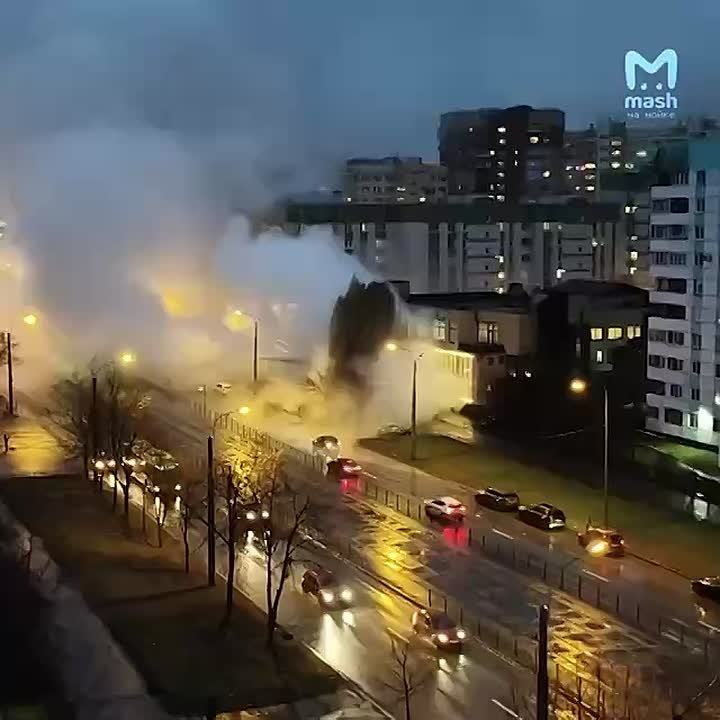 Несколько прохожих получили ожоги кипятком при прорыве трубы на Маршала Казакова — эпичное видео обстановки с места