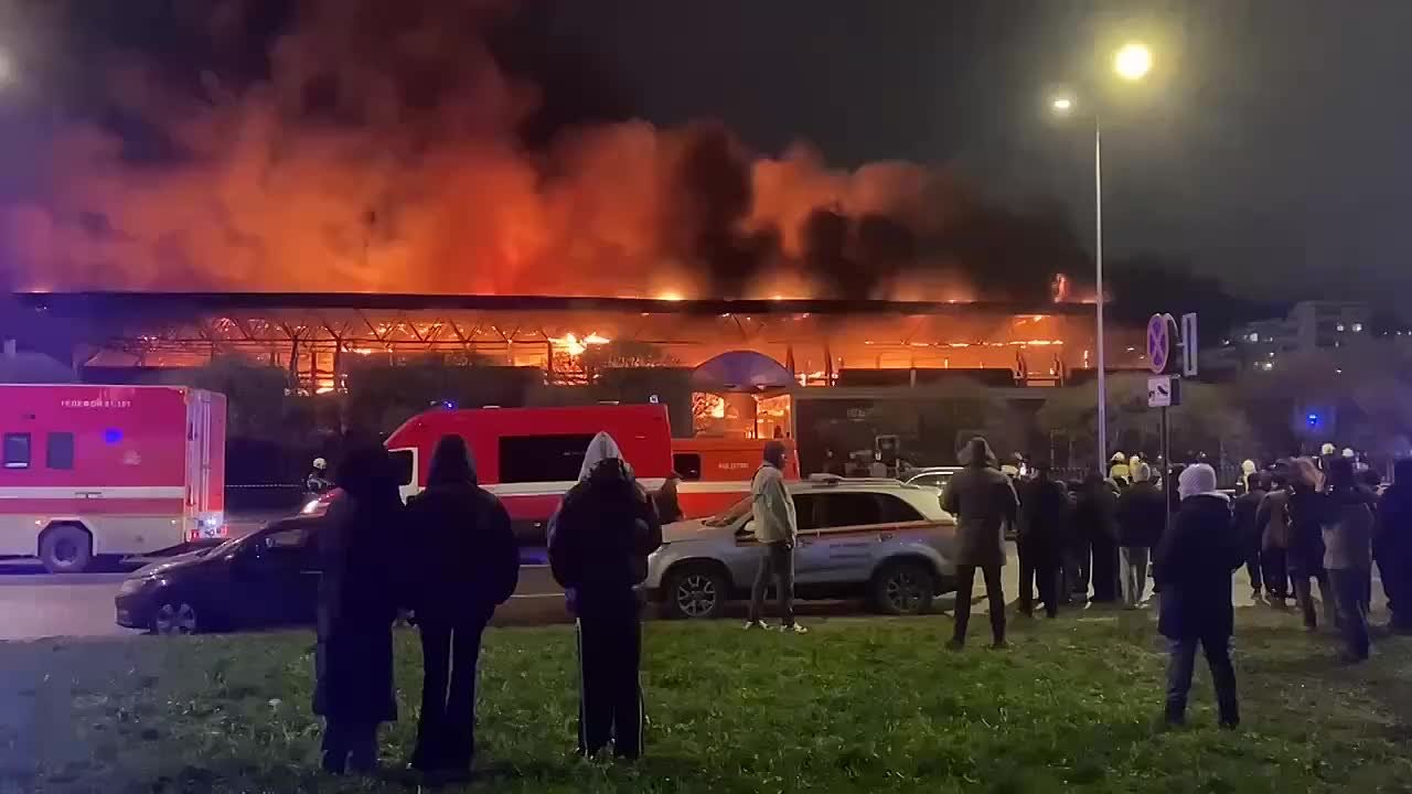 К утру спасатели МЧС полностью ликвидировали пожар на Правобережном рынке