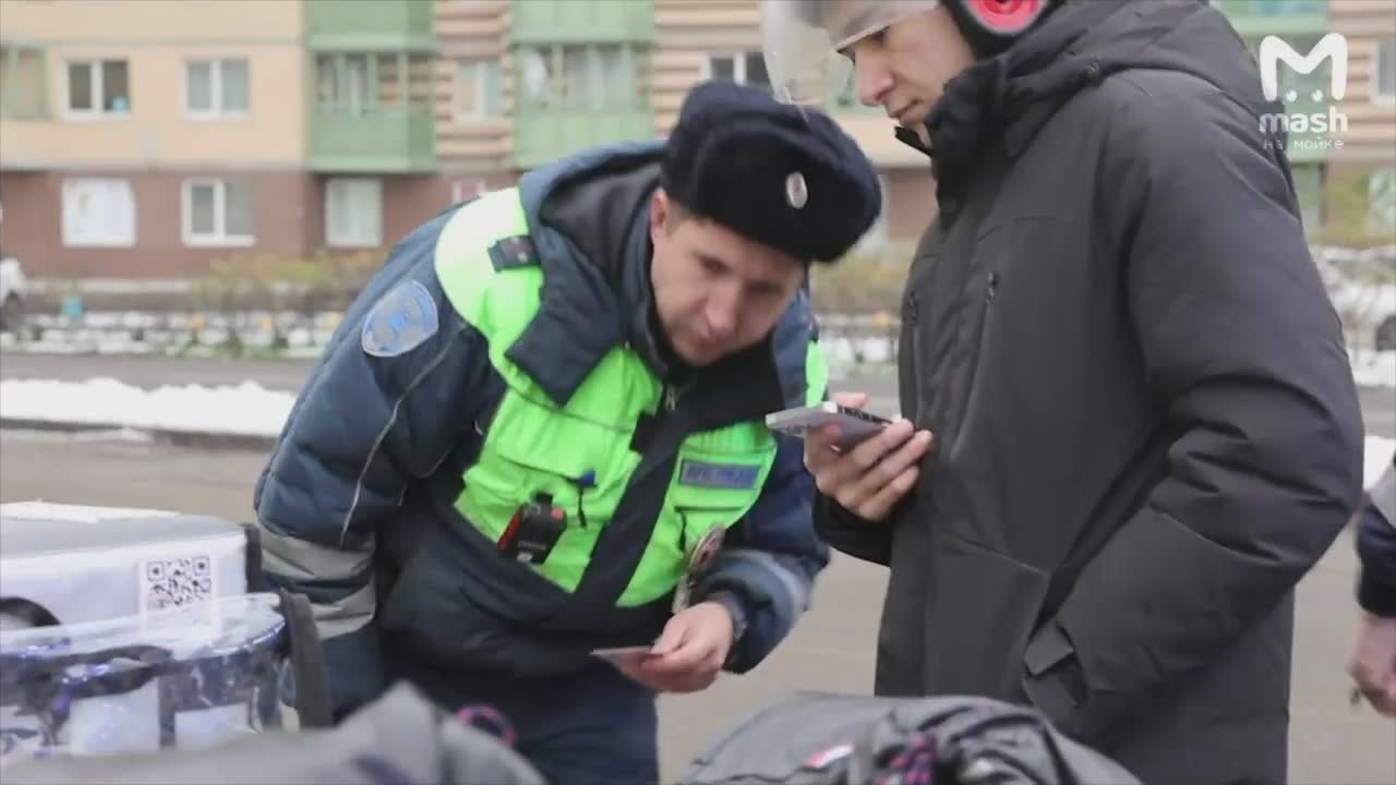 453 скутера и электровелосипеда изъяли у курьеров в Питере и Ленобласти в ходе масштабного рейда — работнички газовали по тротуарам и нарушали ПДД, за что получили серьёзные ата-та