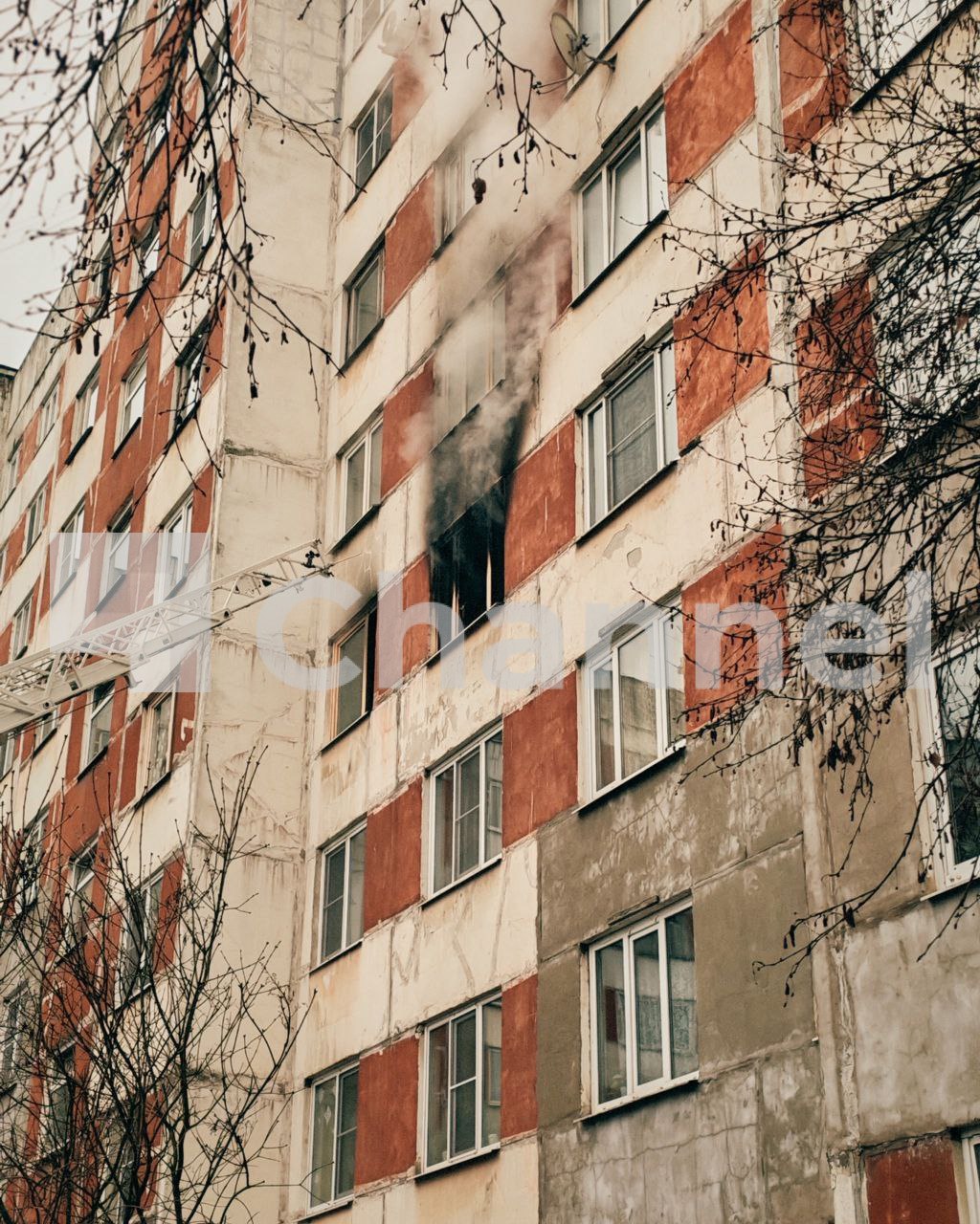 В Кировске пожарные спасли девочку с шестого этажа В Кировске пожарные спасли девочку с шестого этажа