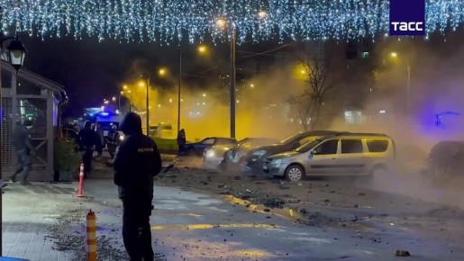 1 Четыре автомобиля провалились под асфальт в Петербурге из-за прорыва трубы с горячей водой