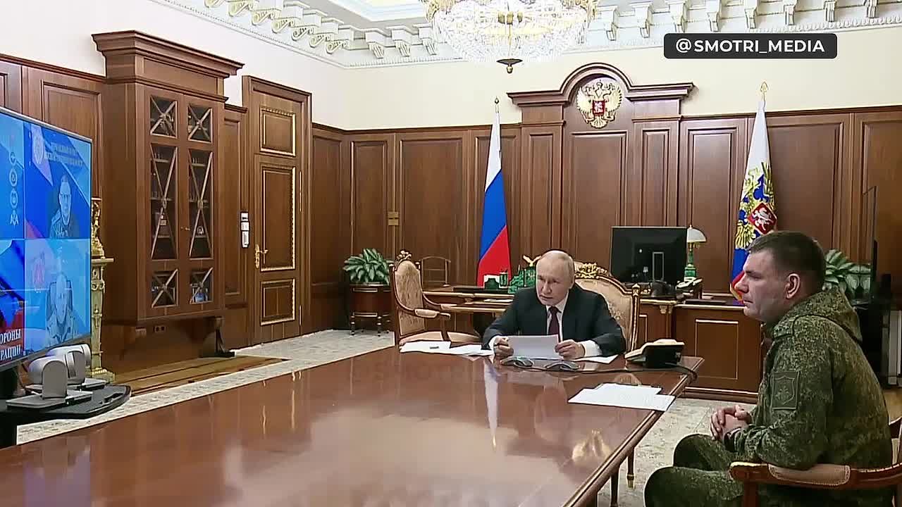 Путин поручил командующим группировками войск продолжить боевые действия в строгом соответствии с планами