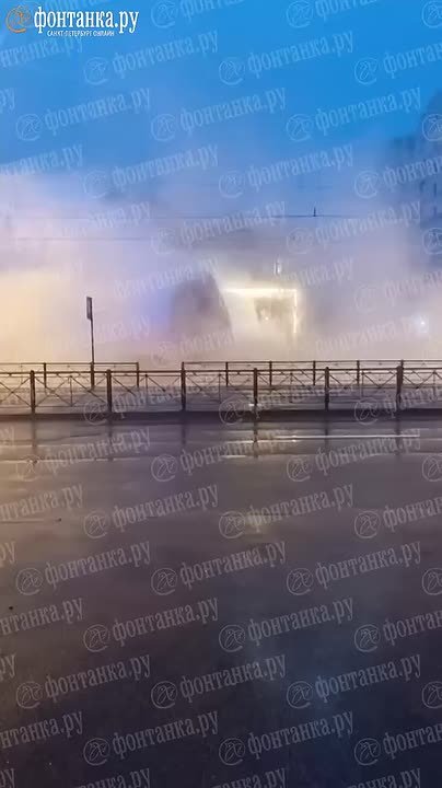 На Маршала Казакова прорвало трубу с кипятком