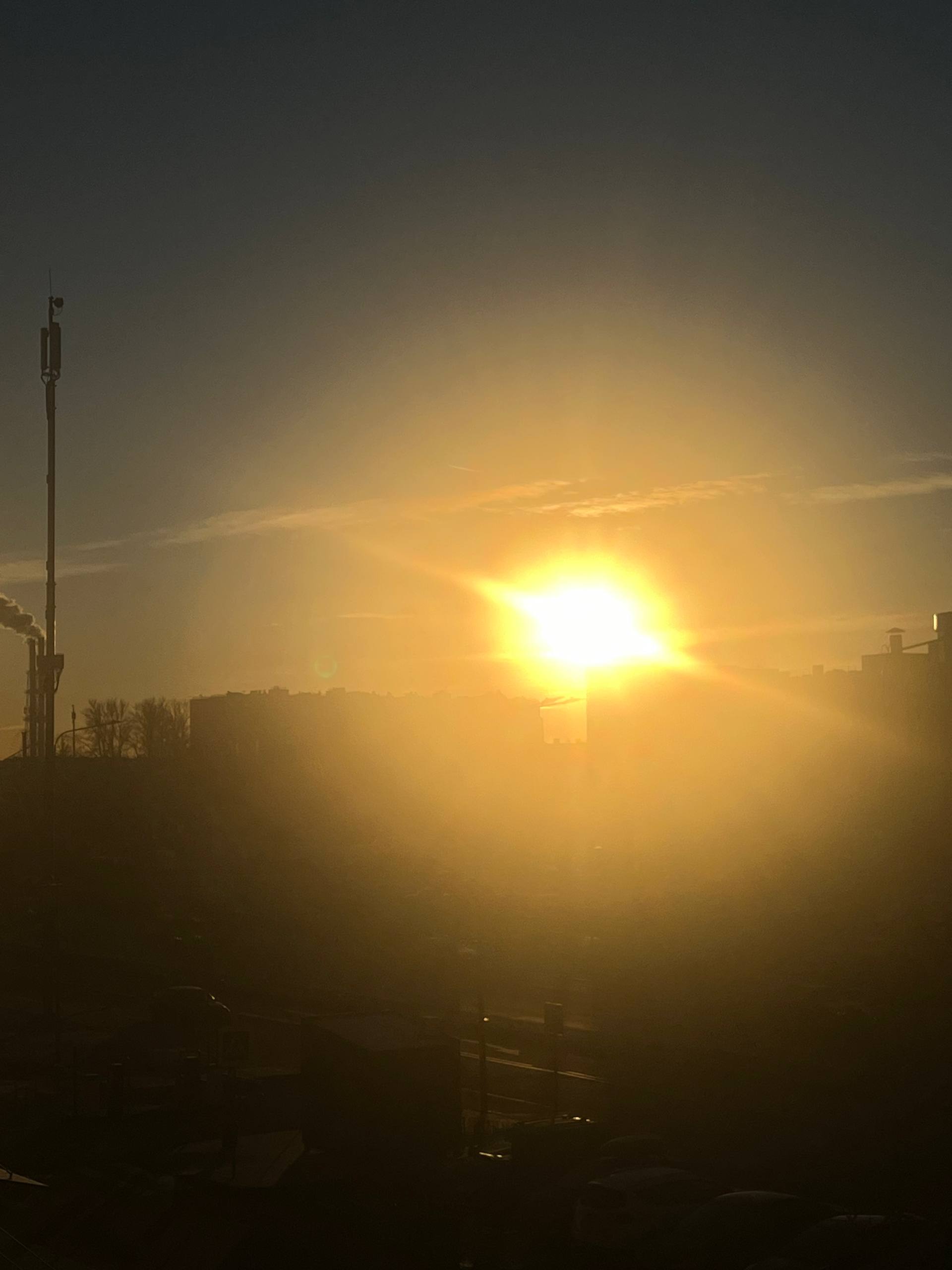 Над Петербургом уже второй день подряд сияет ослепительная желтая сфера Над Петербургом уже второй день подряд сияет ослепительная желтая сфера