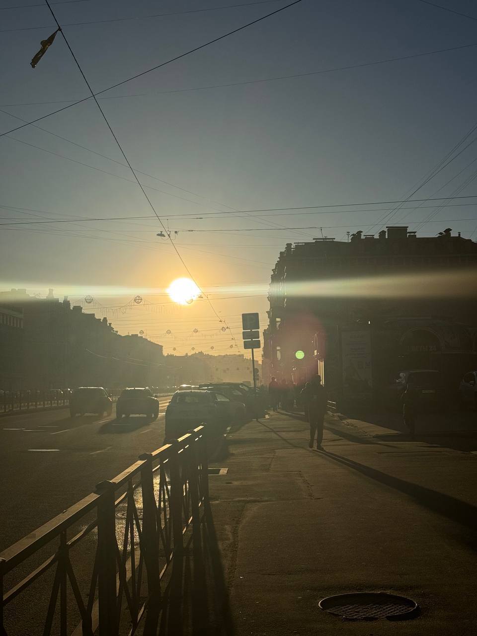 Над Петербургом уже второй день подряд сияет ослепительная желтая сфера Над Петербургом уже второй день подряд сияет ослепительная желтая сфера