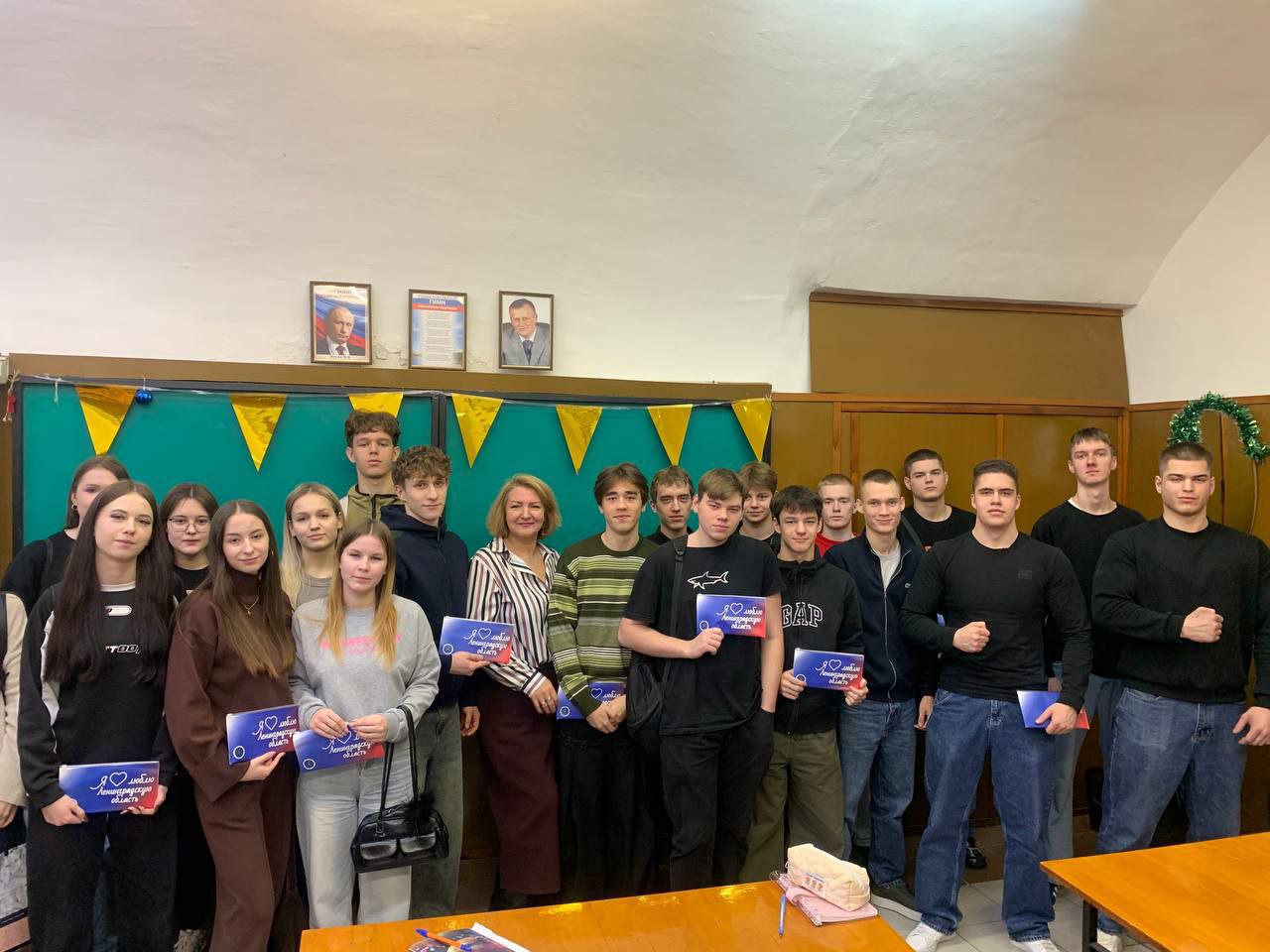 ДЕНЬ КОНСТИТУЦИИ РОССИИ. 12 декабря территориальные избирательные комиссии 47 региона провели мероприятия с молодёжью, посвящённые основному закону страны ДЕНЬ КОНСТИТУЦИИ РОССИИ. 12 декабря территориальные избирательные комиссии 47 региона провели мероприятия с молодёжью, посвящённые основному закону страны