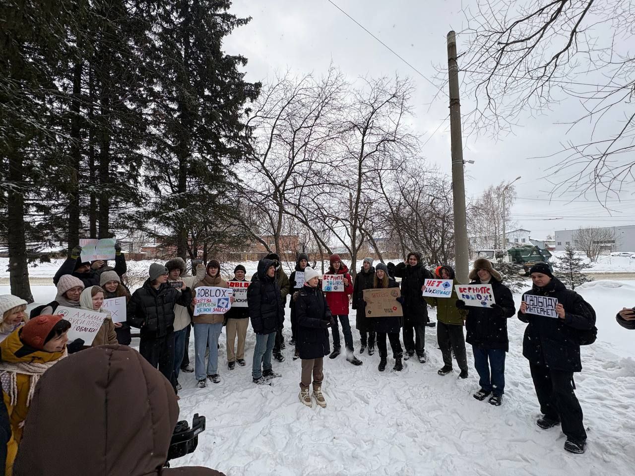 Пикет против блокировки Roblox собрал больше 50 человек в Томске Пикет против блокировки Roblox собрал больше 50 человек в Томске
