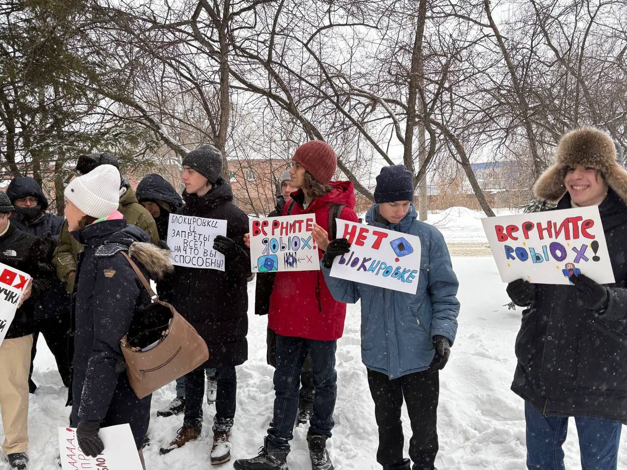 Пикет против блокировки Roblox собрал больше 50 человек в Томске Пикет против блокировки Roblox собрал больше 50 человек в Томске