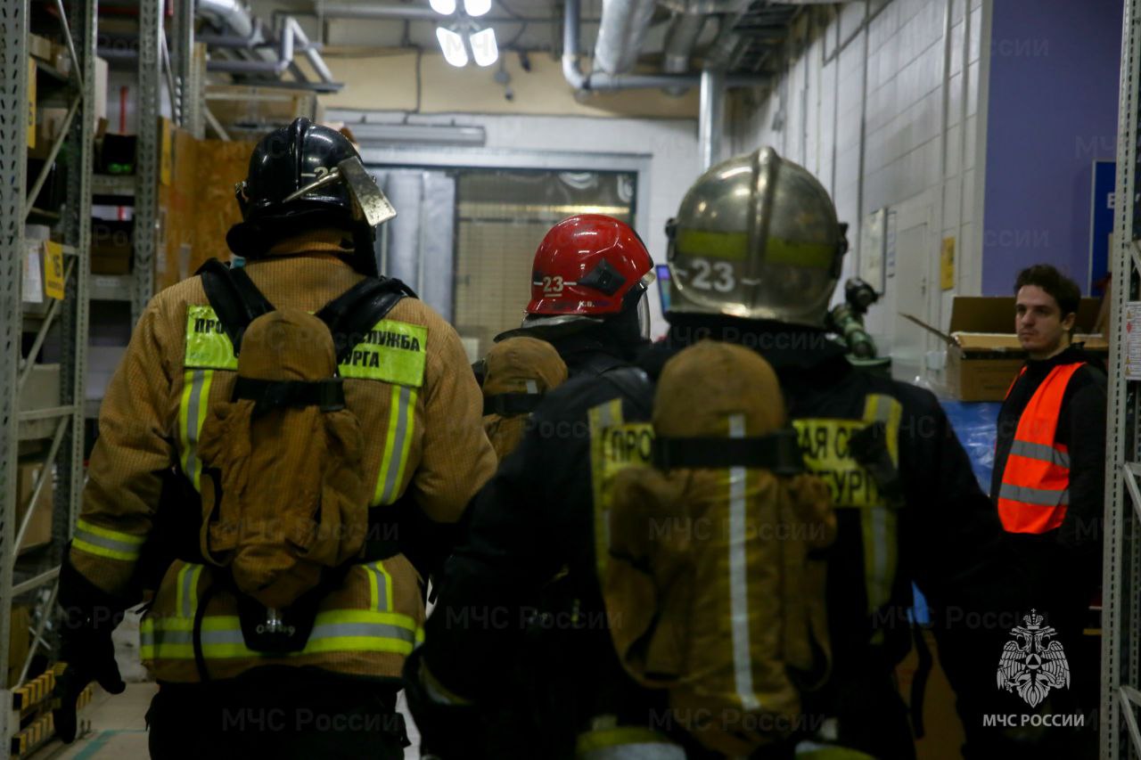 Петрович, мы горим!. На территории торгового дома "Петрович" прошли учения #петербургскихспасателей