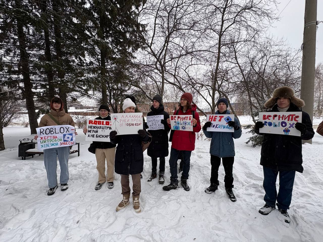 Пикет против блокировки Roblox собрал больше 50 человек в Томске Пикет против блокировки Roblox собрал больше 50 человек в Томске