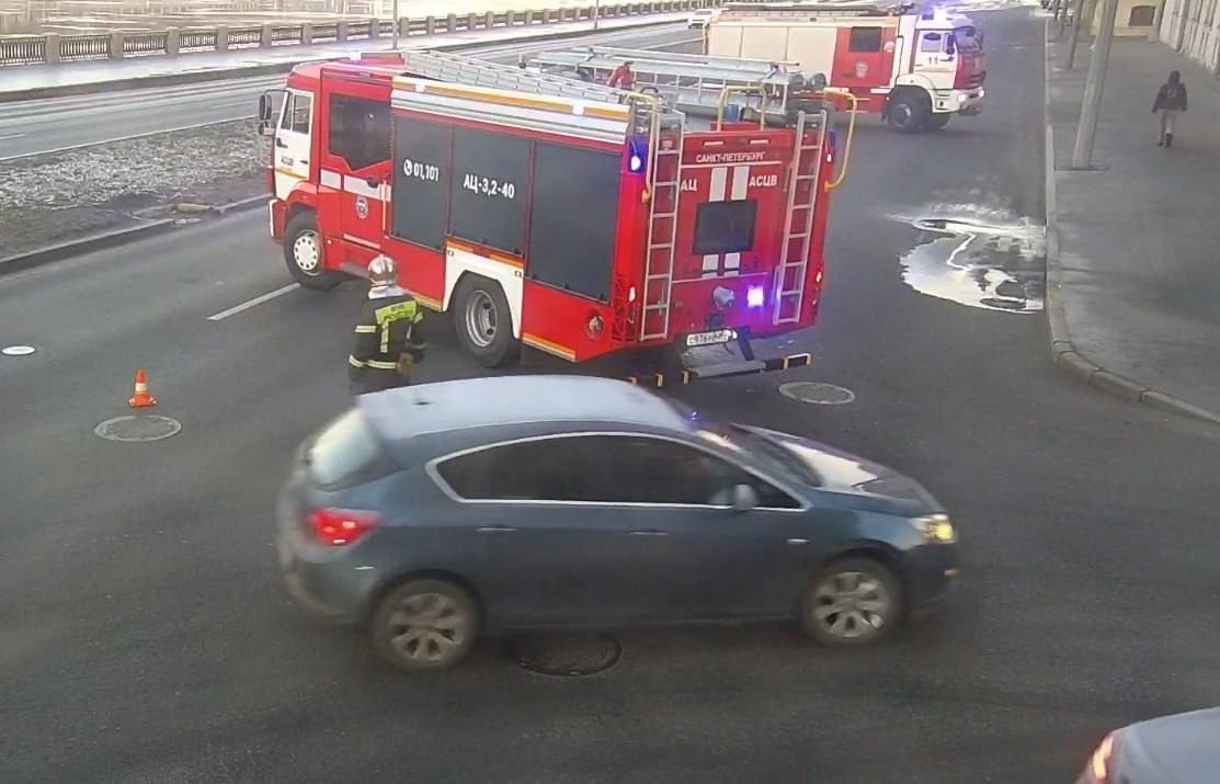 Утром у дома 19 по Пироговской набережной разлилась холодная вода