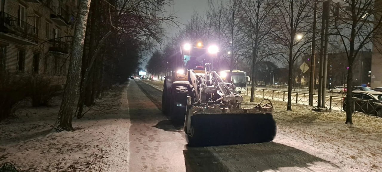 Пришедшая ненадолго зима мобилизовала коммунально-дорожные службы на уборку Петербурга от снега Пришедшая ненадолго зима мобилизовала коммунально-дорожные службы на уборку Петербурга от снега