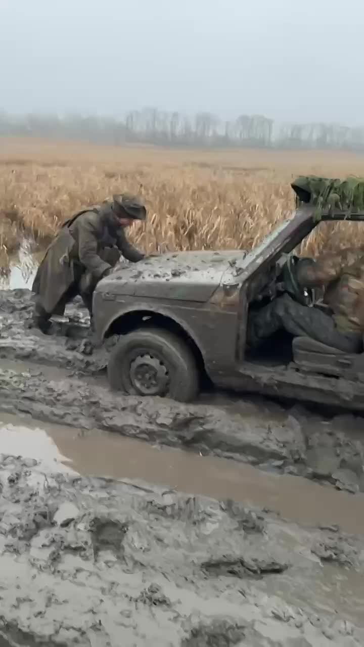 "Есть у кого влажная салфетка?"