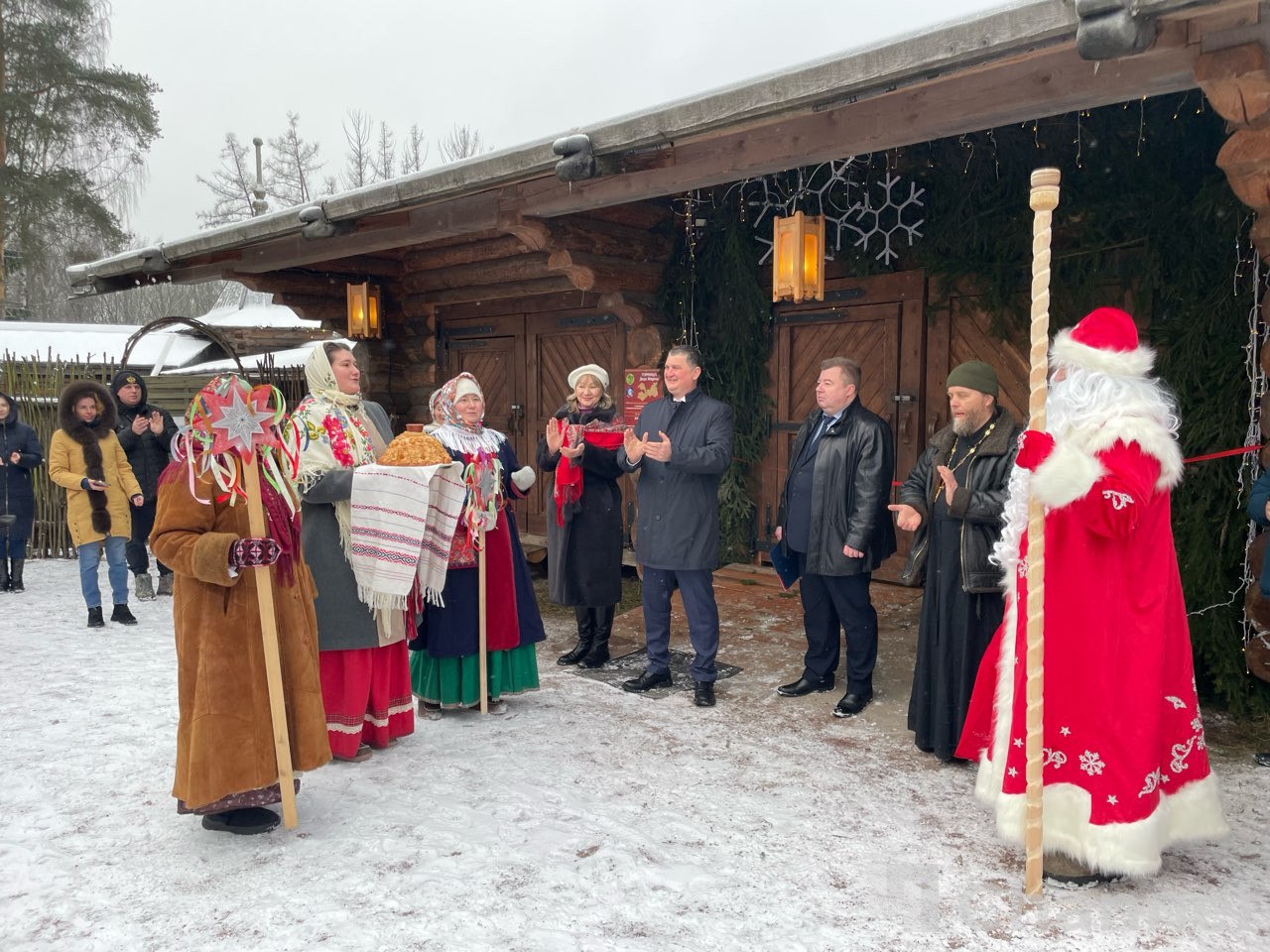 В этнопарке "Усадьба Богословка" открыли обновлённую горницу и провели торжественное возвращение Деда Мороза в официальную резиденцию