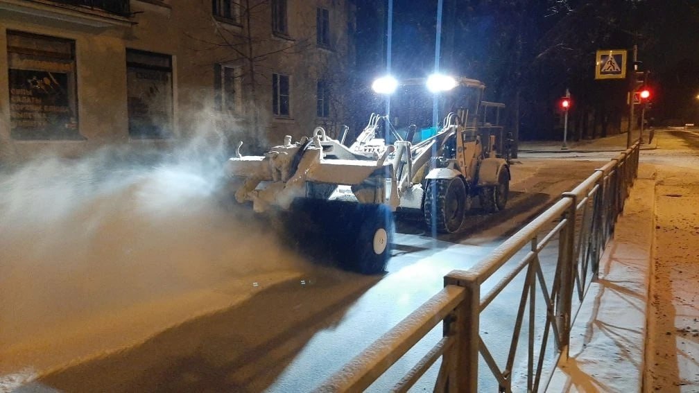 Пришедшая ненадолго зима мобилизовала коммунально-дорожные службы на уборку Петербурга от снега Пришедшая ненадолго зима мобилизовала коммунально-дорожные службы на уборку Петербурга от снега