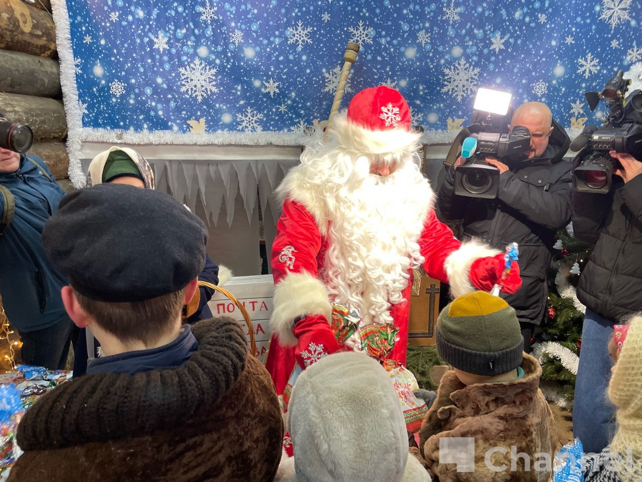 В этнопарке "Усадьба Богословка" открыли обновлённую горницу и провели торжественное возвращение Деда Мороза в официальную резиденцию В этнопарке "Усадьба Богословка" открыли обновлённую горницу и провели торжественное возвращение Деда Мороза в официальную резиденцию