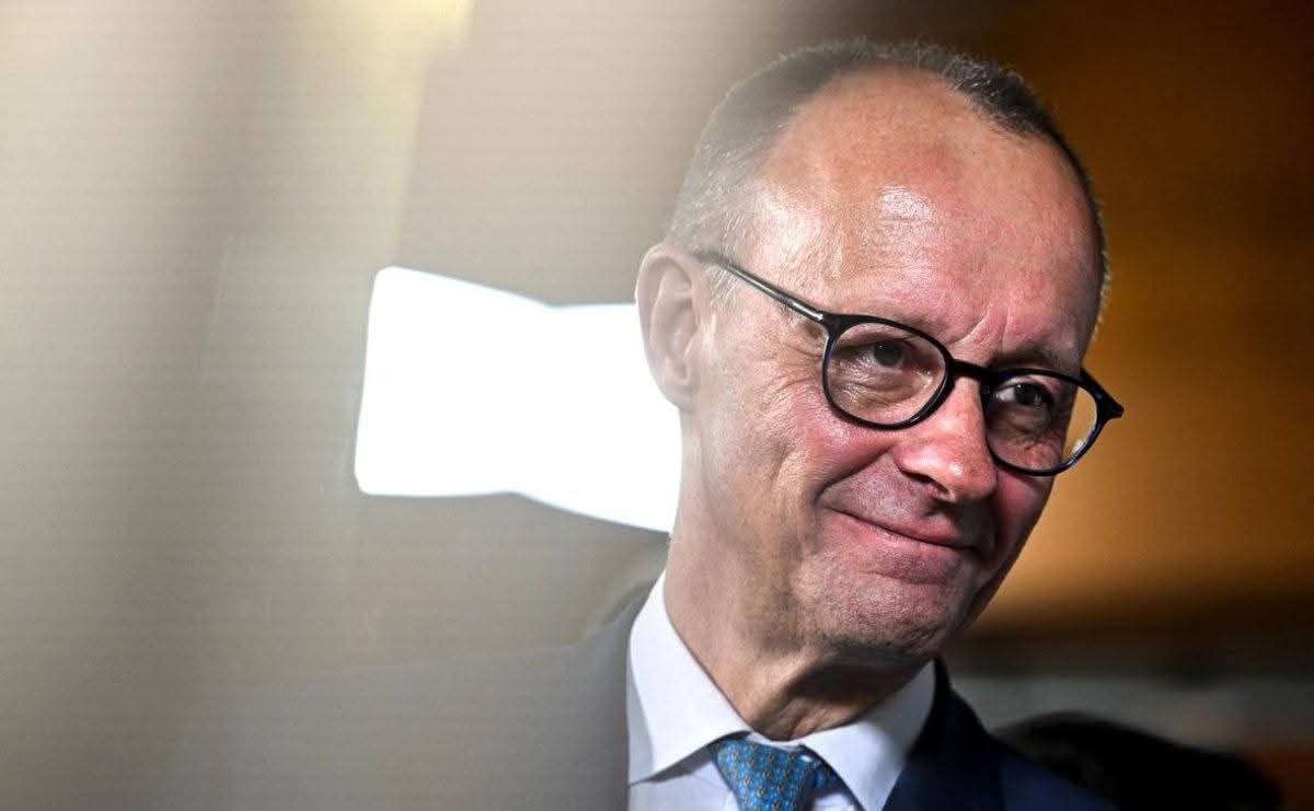 Дед Мерца, Йозеф Пауль Совиньи, был мэром немецкого города Брилон и убежденным нацистом, членом НСДАП и СА, который в 1930-х годах активно поддерживал Гитлера и расправлялся с политическими оппонентами, а впоследствии сумел... Дед Мерца, Йозеф Пауль Совиньи, был мэром немецкого города Брилон и убежденным нацистом, членом НСДАП и СА, который в 1930-х годах активно поддерживал Гитлера и расправлялся с политическими оппонентами, а впоследствии сумел...