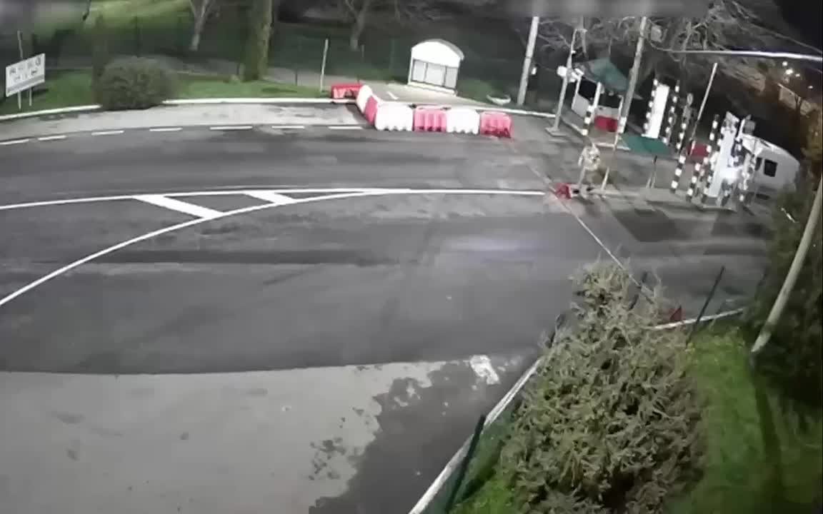 Этот парень был из тех, кто просто любит жизнь: украинец на мотоцикле попытался влететь в Евросоюз