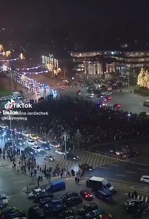 Румыны негодуют. Румынию последний год продолжают сотрясать протесты на фоне падения доверия граждан к институтам государства