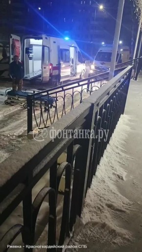 Полиция и скорая съехались к школе 191 Красногваредейского района