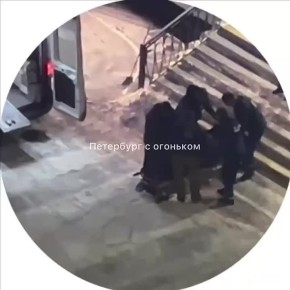 Ученик напал с ножом на преподавателя в школе №191 в Петербурге, по неподтвержденной информации, на 29-летнюю учительницу набросился 15-летний подросток, утверждают местные паблики