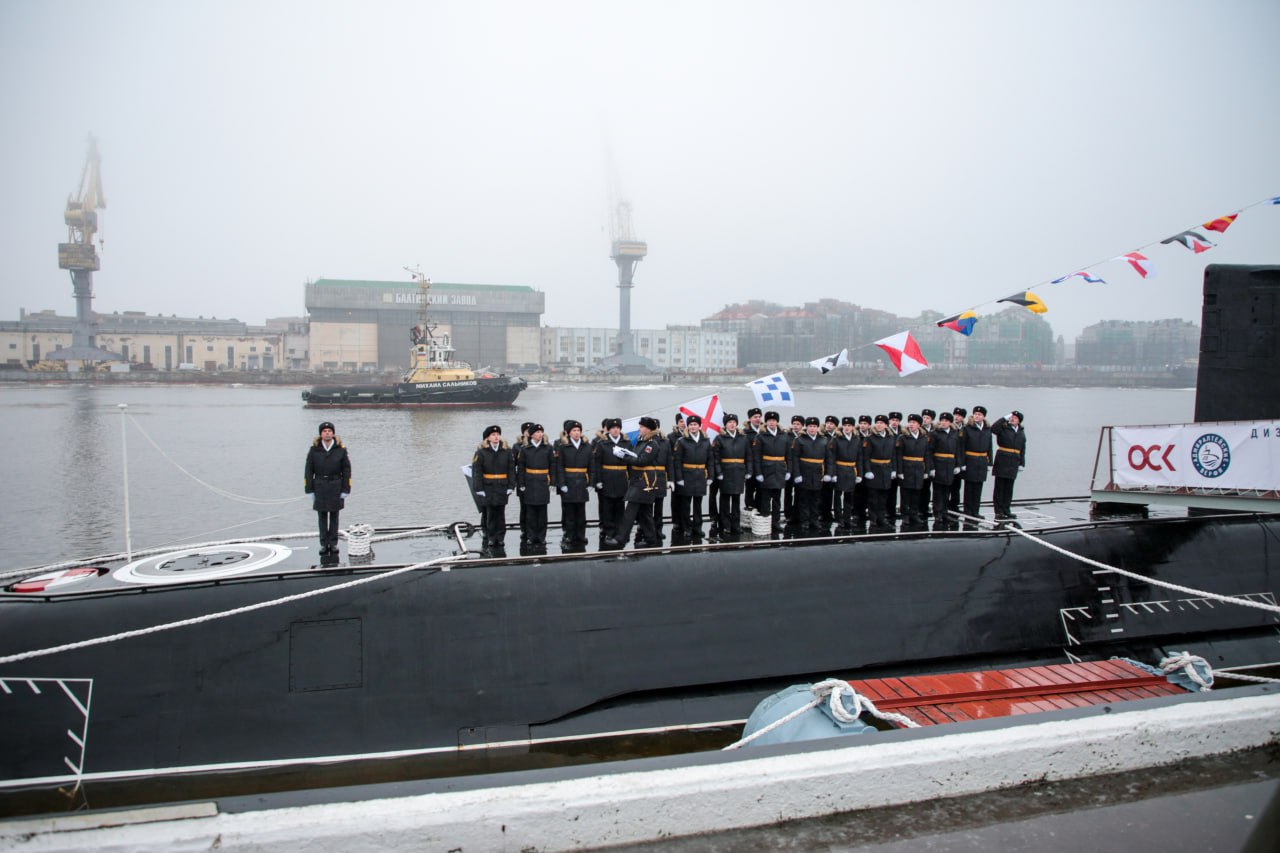 Состав Балтийского флота сегодня пополнила новая дизель-электрическая подводная лодка «Великие Луки» проекта 677М «Лада» Состав Балтийского флота сегодня пополнила новая дизель-электрическая подводная лодка «Великие Луки» проекта 677М «Лада»
