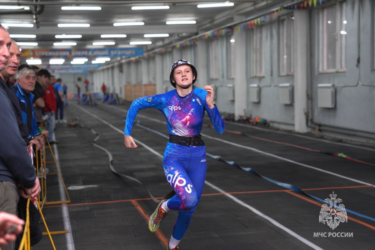 Всероссийские соревнования МЧС России "Рождественские старты" среди юношей и девушек по пожарно-спасательному спорту проходят в Петербурге Всероссийские соревнования МЧС России "Рождественские старты" среди юношей и девушек по пожарно-спасательному спорту проходят в Петербурге