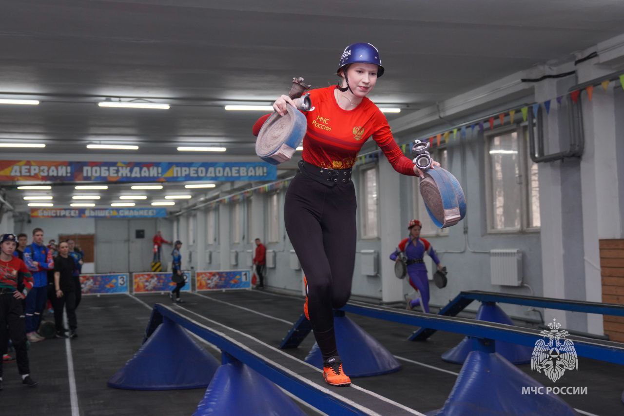 Всероссийские соревнования МЧС России "Рождественские старты" среди юношей и девушек по пожарно-спасательному спорту проходят в Петербурге Всероссийские соревнования МЧС России "Рождественские старты" среди юношей и девушек по пожарно-спасательному спорту проходят в Петербурге