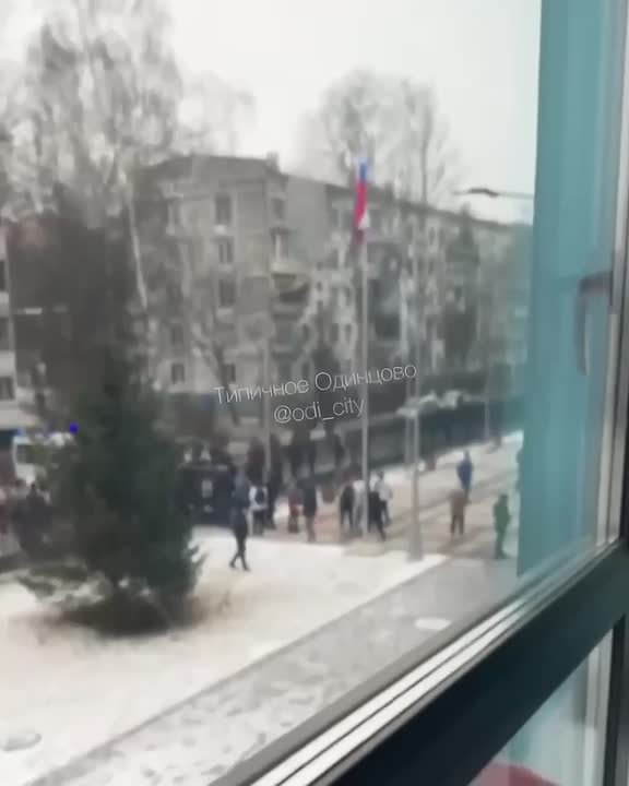 В Успенской СОШ подмосковного Одинцово 15-летний подросток с ножом напал на других учеников