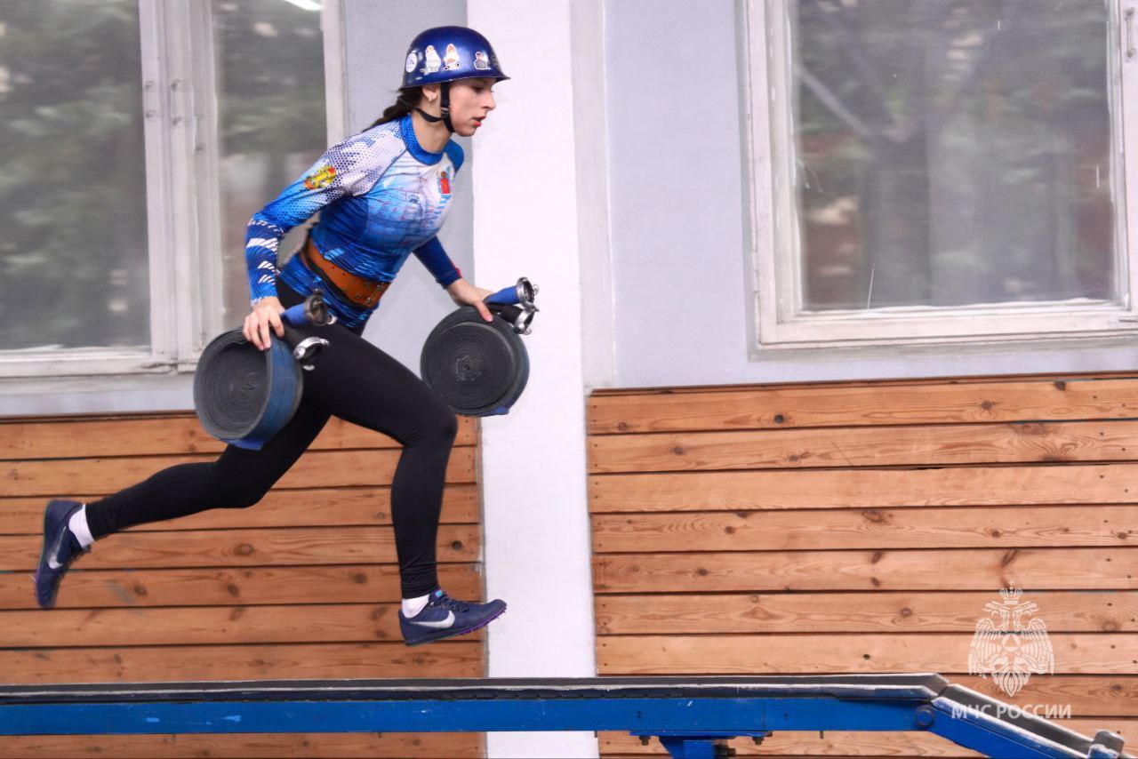 Всероссийские соревнования МЧС России "Рождественские старты" среди юношей и девушек по пожарно-спасательному спорту проходят в Петербурге Всероссийские соревнования МЧС России "Рождественские старты" среди юношей и девушек по пожарно-спасательному спорту проходят в Петербурге